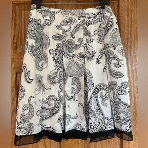 Women’s Black and White Paisley Skirt Size 8, 100% Silk, Fully Lined. Beautiful!